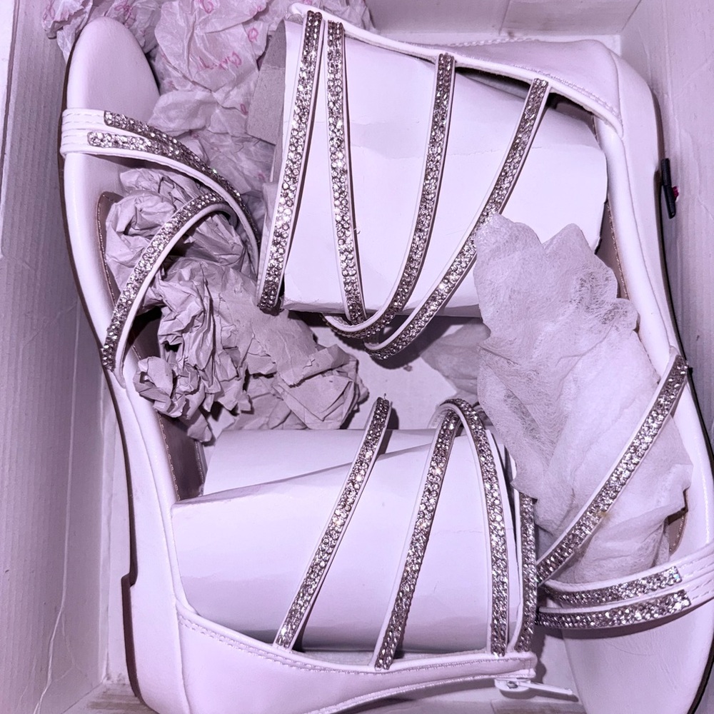 🤍NWT~GORGEOUS Sparkling Bling/Rhinestone Strappy Ankle Sandals